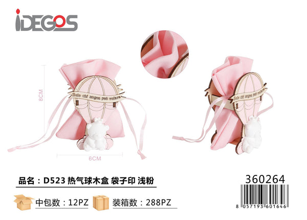 Confezione in legno a mongolfiera con sacchetto rosa, D523