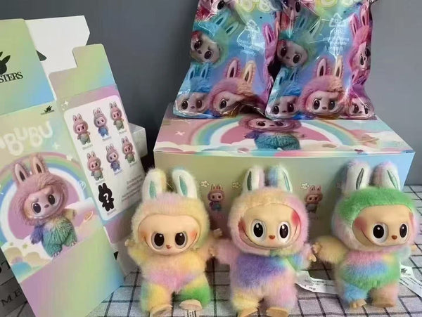Pupazzo di peluche multicolore con occhi piccoli
