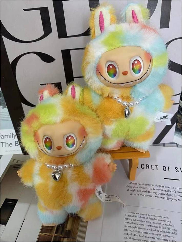 Pupazzo di peluche multicolore con occhi grandi e ciondolo