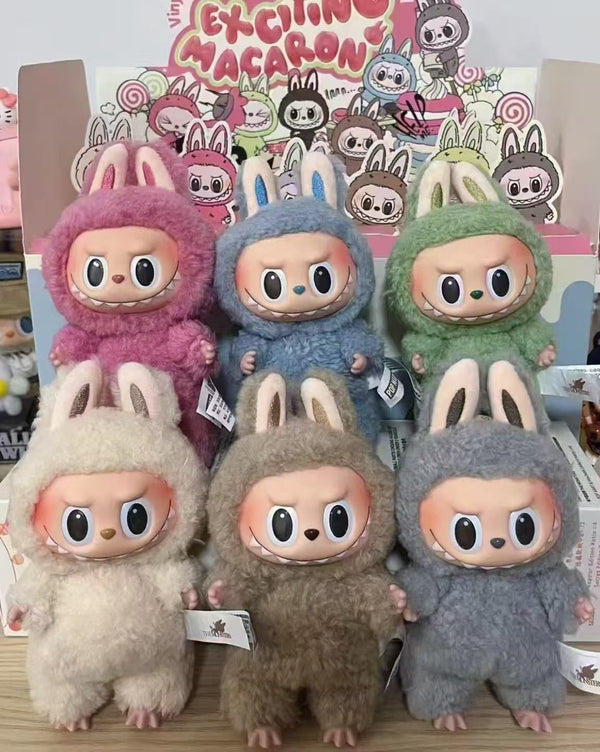 Pupazzo di peluche con orecchie da coniglio e occhi aperti